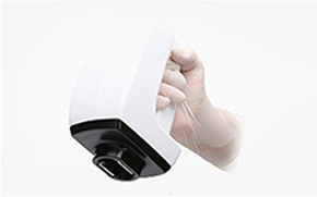 ถือเครื่อง InMode โหมด FX สำหรับปรับรูปหน้า ยกกระชับ ลดแก้ม