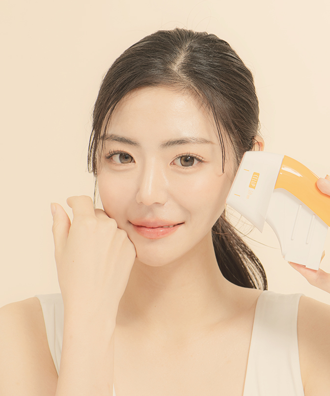 นางแบบที่ใบหน้าเรียวกระชับหลังทำ Shrink Universe กำลังถือหัวอุปกรณ์ที่ใช้ในหัตถการ